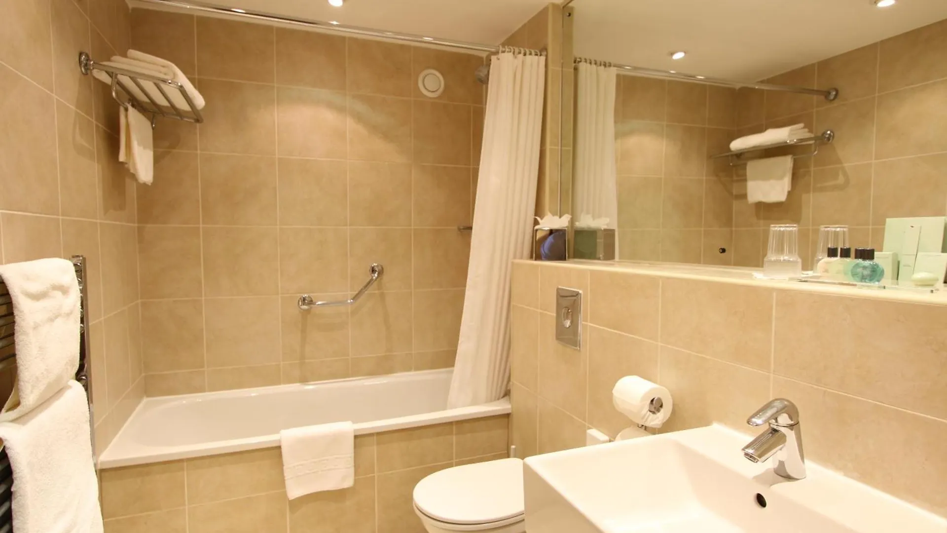 Grosvenor Pulford Hotel & Spa 4*,
